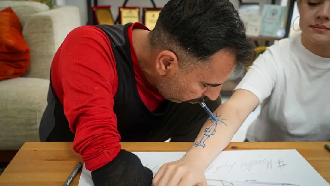 Ağzıyla tuttuğu kalem ile KAAN’ın görselini tasarladı