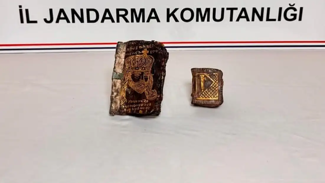 Altın yazmalı tarihi kitaplar ele geçirildi