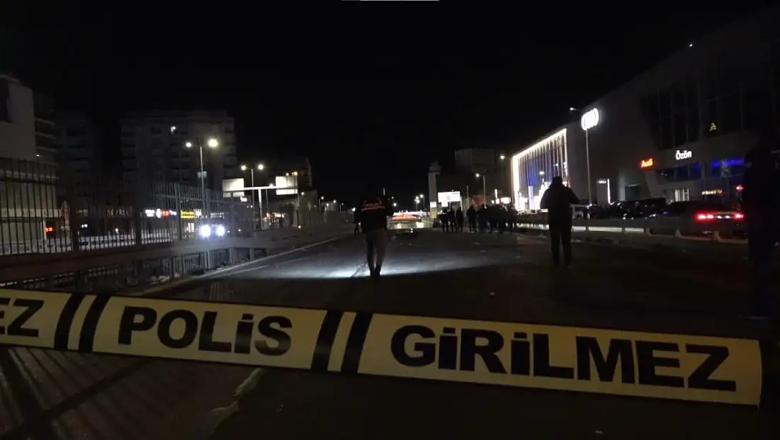 Aşırı hız yapan otomobilin çarptığı kurye hayatını kaybetti