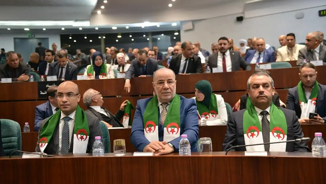 Cezayir’de Fransız sömürgeciliğini suç sayan yasa tasarısı Meclisten oybirliğiyle geçti