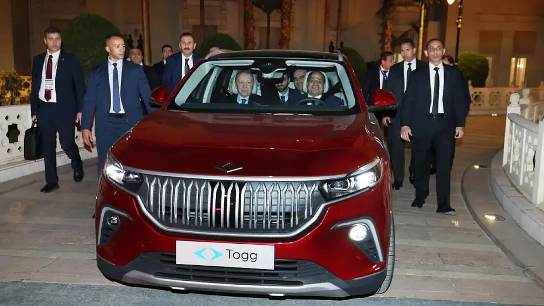 Cumhurbaşkanı Erdoğan, Sisi’ye TOGG hediye etti