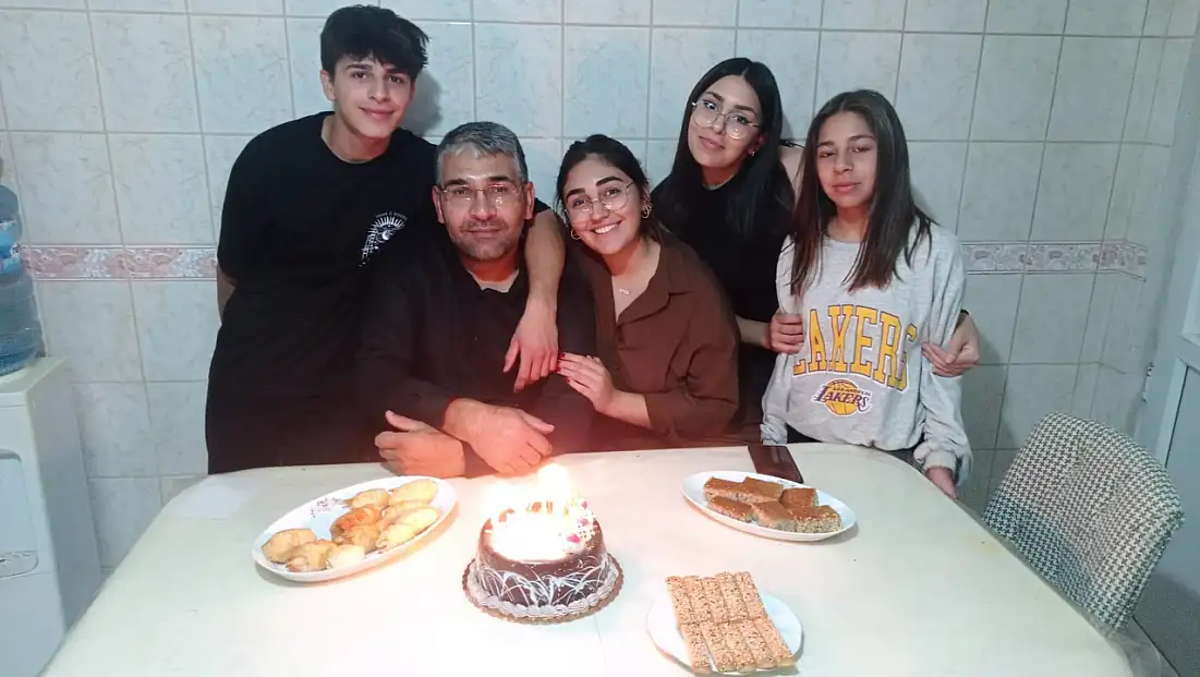 Depremde tüm ailesini kaybeden ve halen kayıp kızını arayan acılı baba, mezarları başında gözyaşına boğuldu