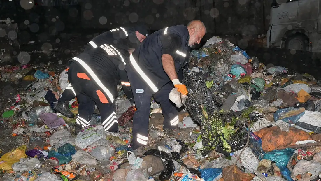 Ekipler samanlıkta adeta iğne aradı: Çöpe atılan 1 milyon 200 bin TL’lik altın bulundu