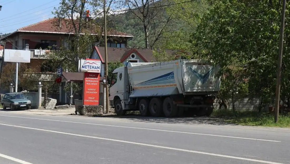 Feci kaza: Çöp kamyonunun altında kalan kadın hayatını kaybetti
