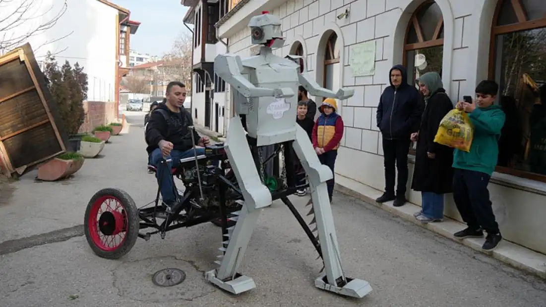 Hurda parçalarından yapılan yürüyen robot ilgi odağı oldu
