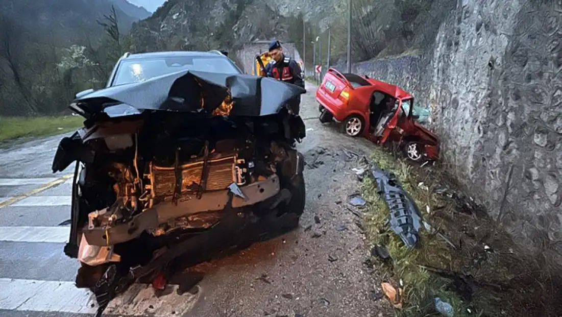 İki otomobil kafa kafaya çarpıştı: 1 ölü, 5 yaralı