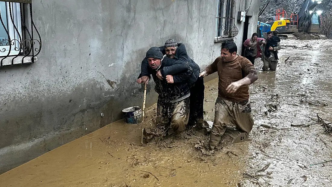 İki şehri sağanak ve sel vurdu