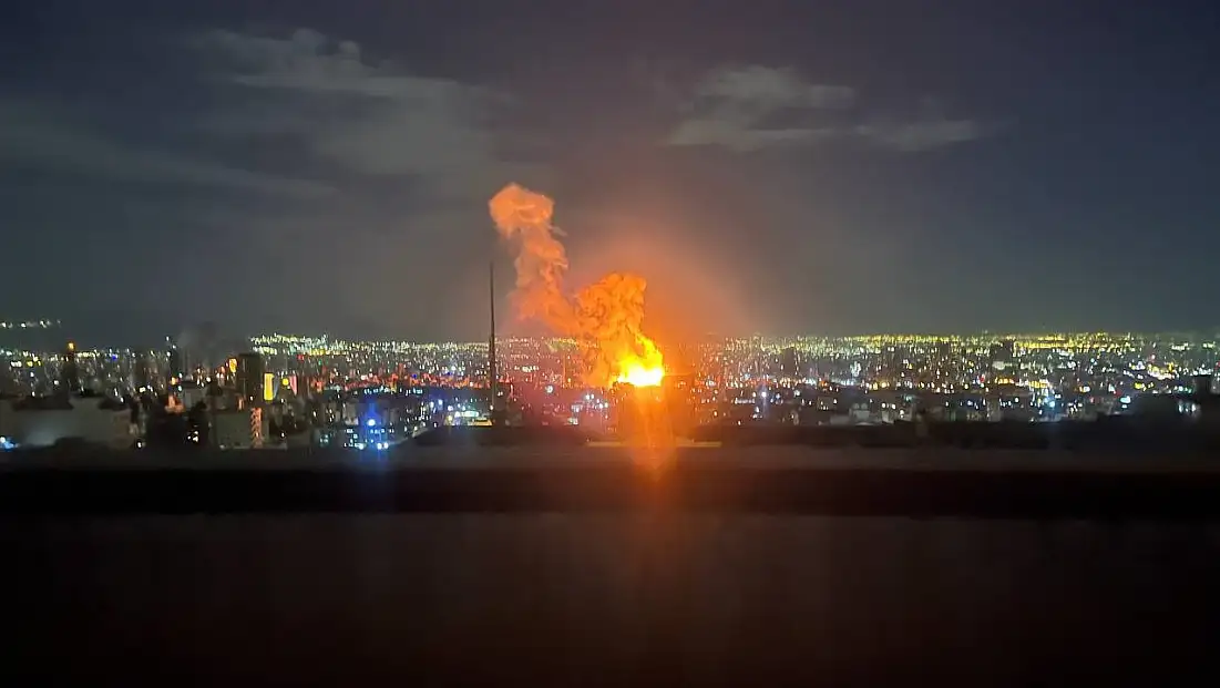 İran'da Radyo ve Televizyon Kurumu binası vuruldu, yayınlar kesildi