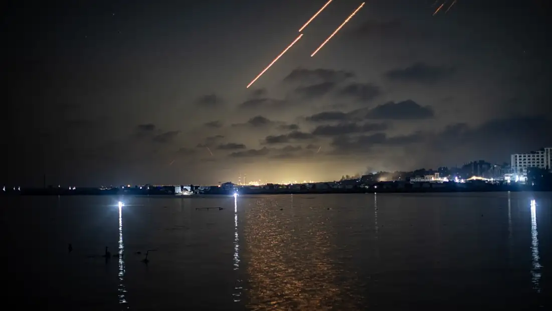 İran gece saatlerinde Tel Aviv’i vurdu