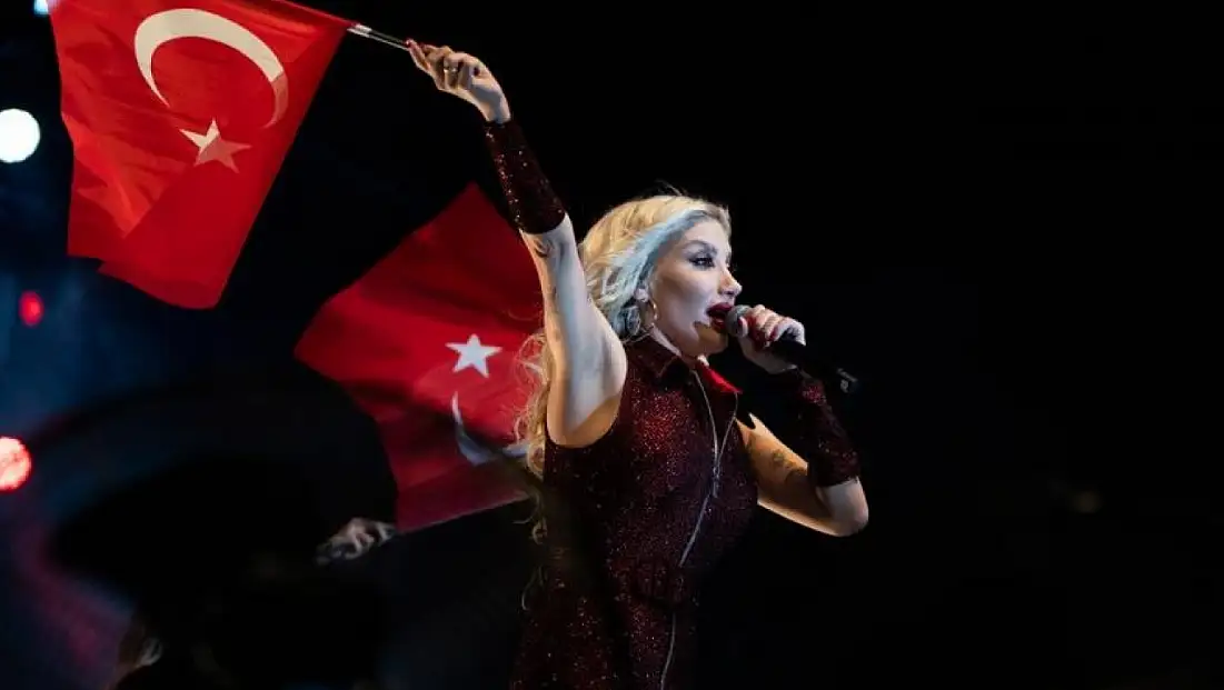İrem Derici şarkılarıyla coşturdu
