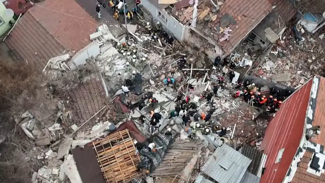 İstanbul’da 2 bina çöktü: 11 kişi kurtarıldı, 1 ölü