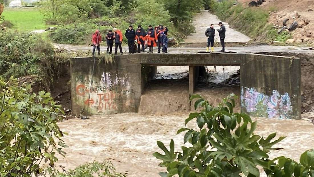 Kocaeli’de dereye araç düştü: Kayıp şahıs aranıyor