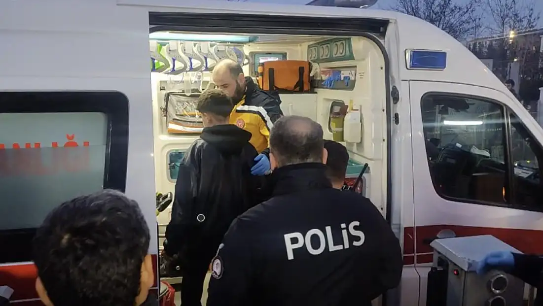 Liseliler arasında bıçaklı kavga: 1 Öğrenci yaralı