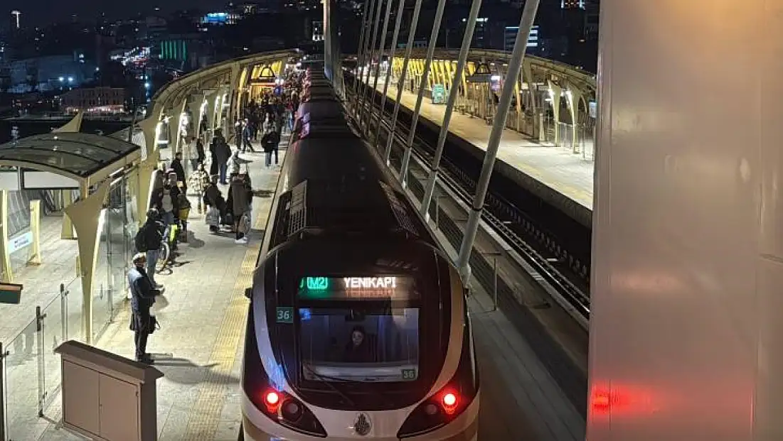M2 Metro hattında teknik arıza yaşandı: Seferler aksadı