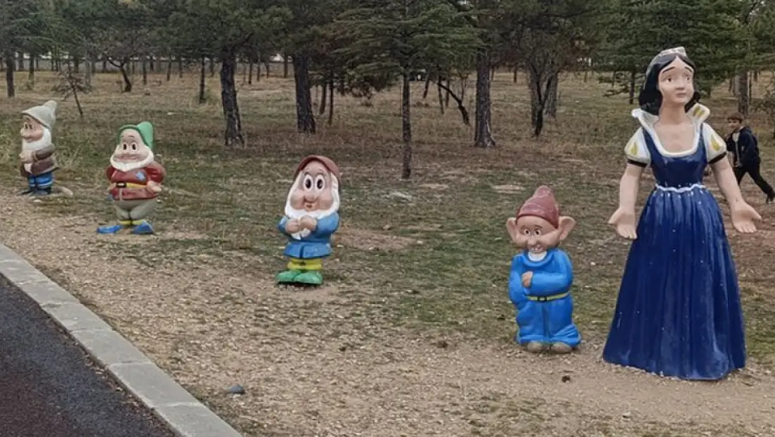 Masal kahramanları çalındı: Parktaki 7 cüceden 3’ü kayıp