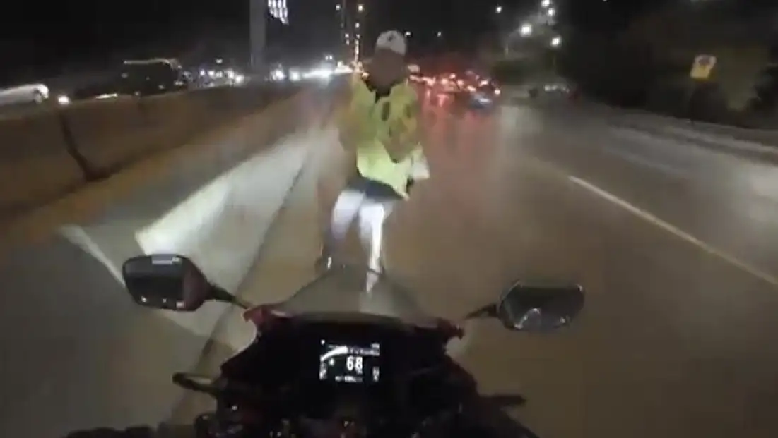 Motosiklet sürücüsü, kaza nedeniyle trafiği durdurmaya çalışan polis memuruna çarptı