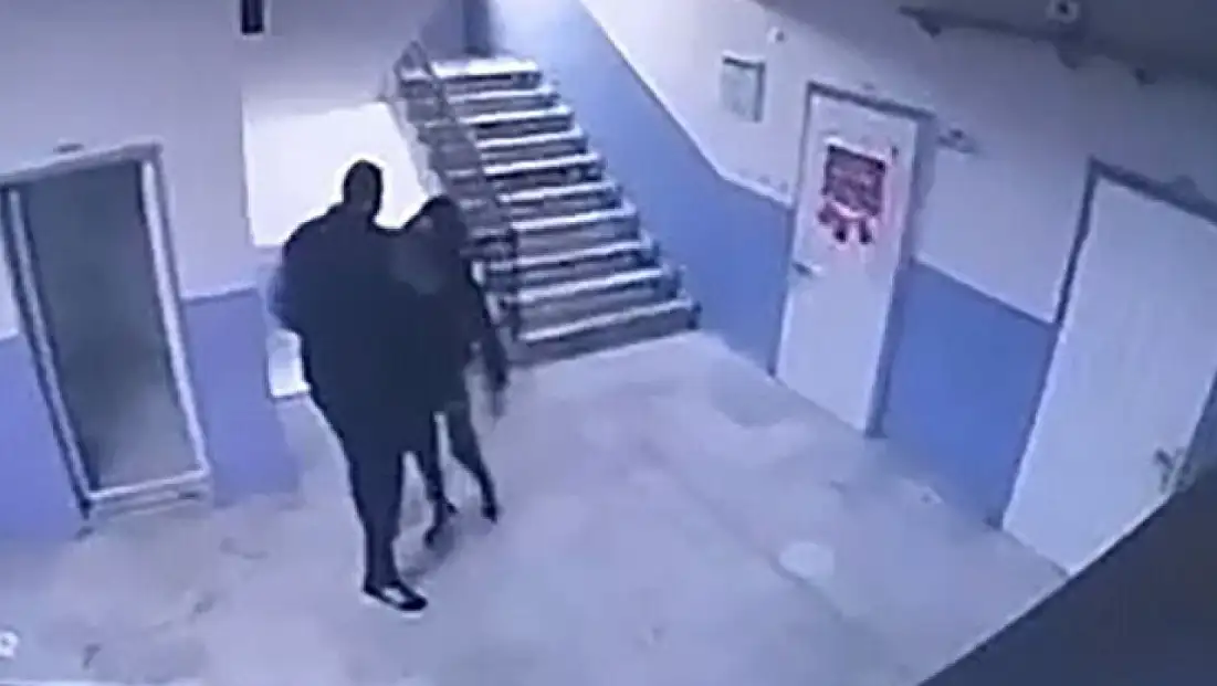 Okul müdürü otizmli öğrenciyi merdivenlerden itti