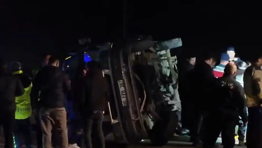 Otomobil ile minibüs çarpıştı: 2 ölü 12 yaralı