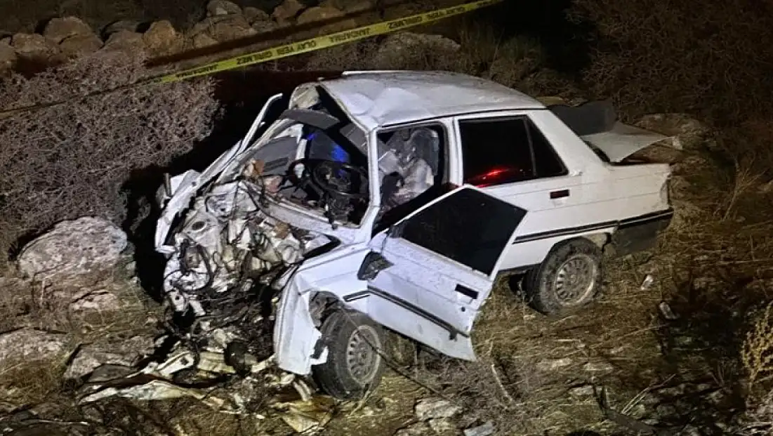 Otomobil kayalıklara çarptı: Sürücü yaşamını yitirdi, hamile eşi ağır yaralı