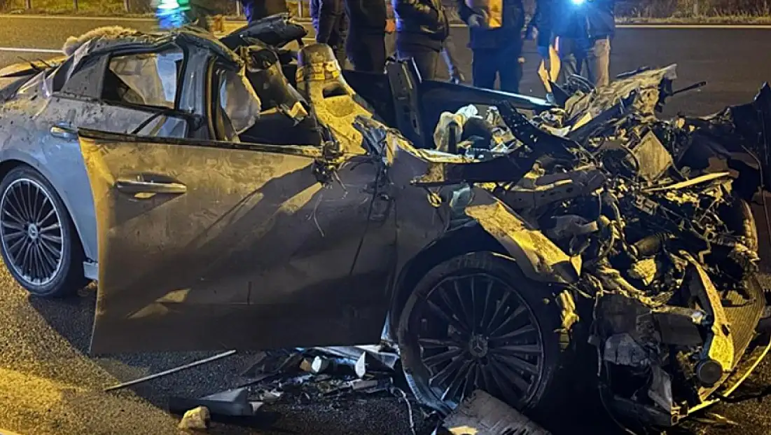 Otomobil tırın altına girdi, 2 kişi hayatını kaybetti, 1 kişi ağır yaralı