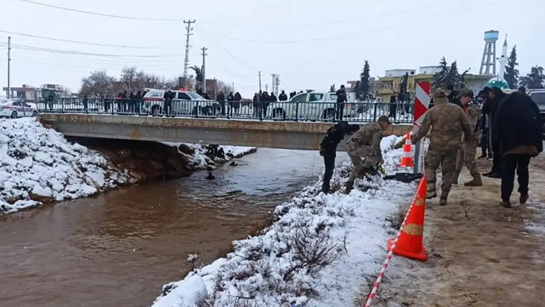 Sulama kanalına düşen otomobilde 4 kişi kayıp