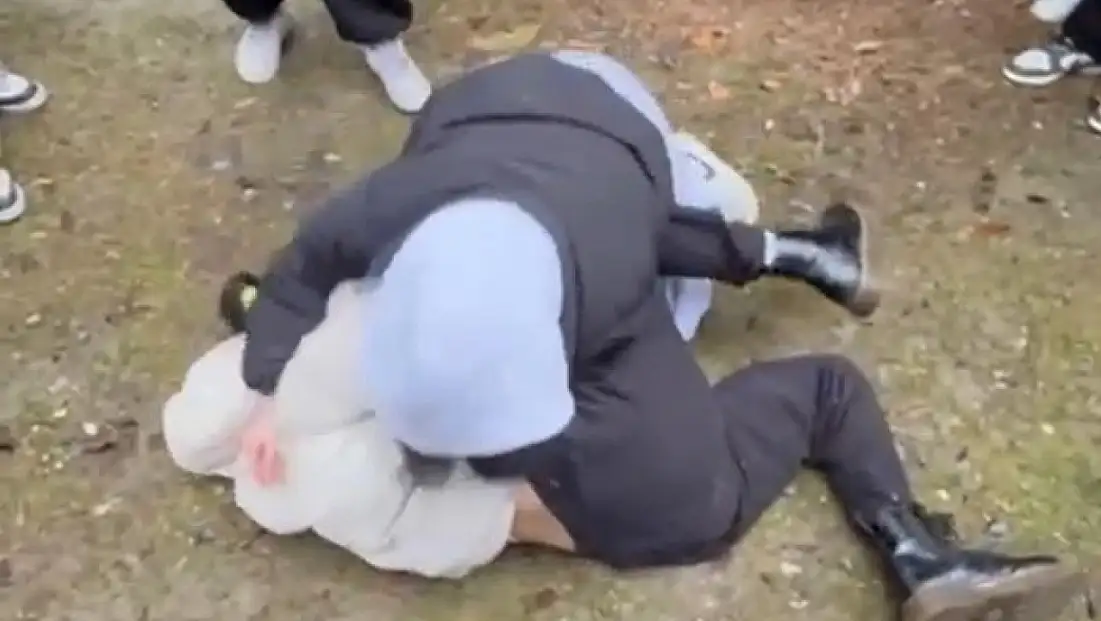 Yine bir akran zorbalığı liseli kızı acımasızca darp ettiler