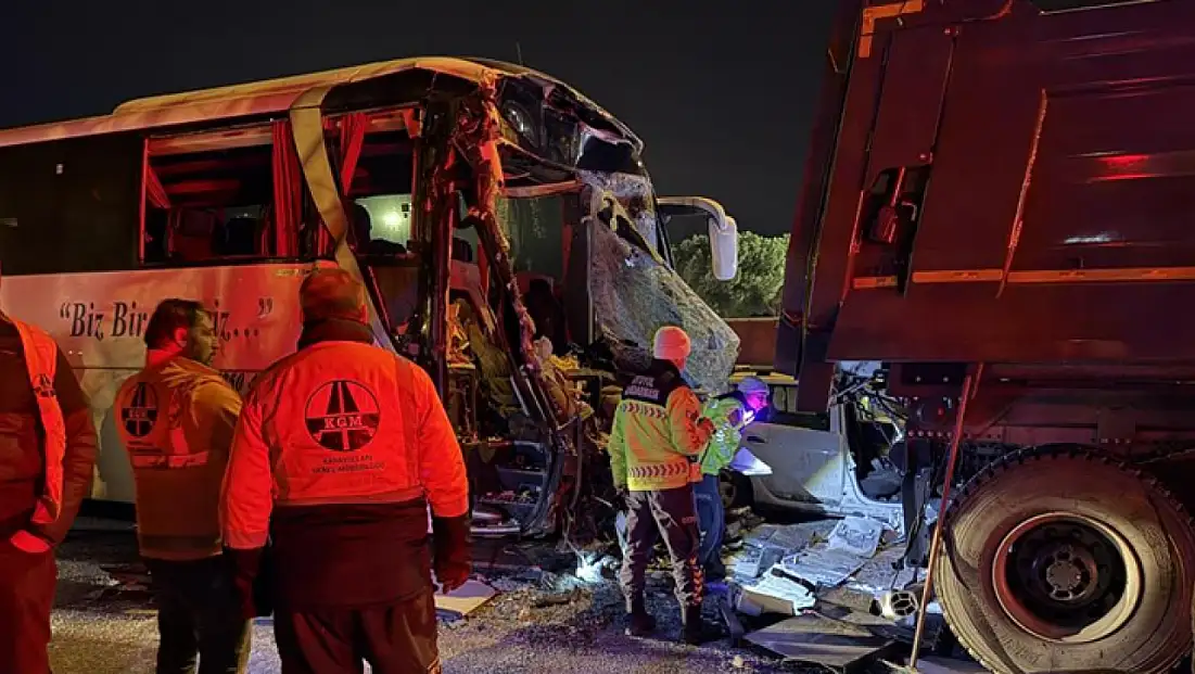 Zincirleme kazada 1 kişi hayatını kaybetti, 19 kişi yaralandı