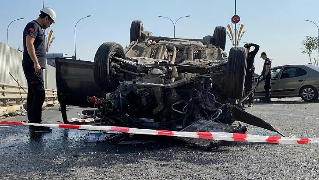 Zincirleme trafik kazası: 2 ölü, 3 yaralı