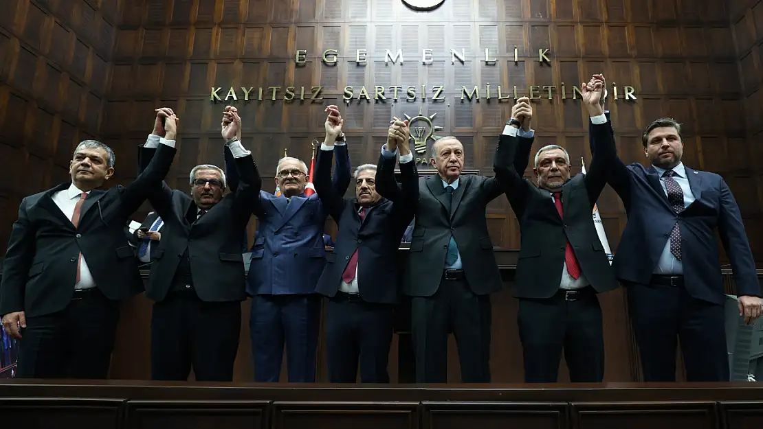 10 Belediye Başkanı AK Parti'ye katıldı