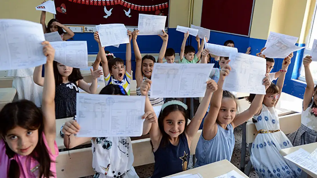20 Milyondan fazla öğrenci karnesini alarak yaz tatiline başladı