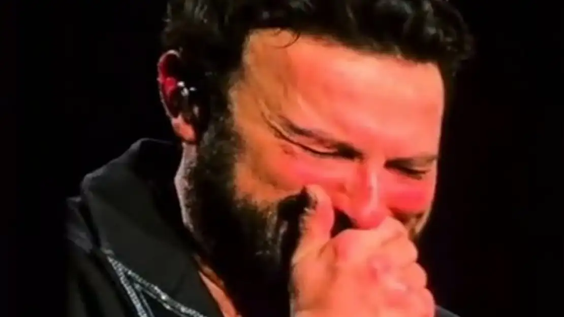 Anne acısıyla sarsılan Tarkan, Stuttgart konserinde gözyaşlarına boğuldu