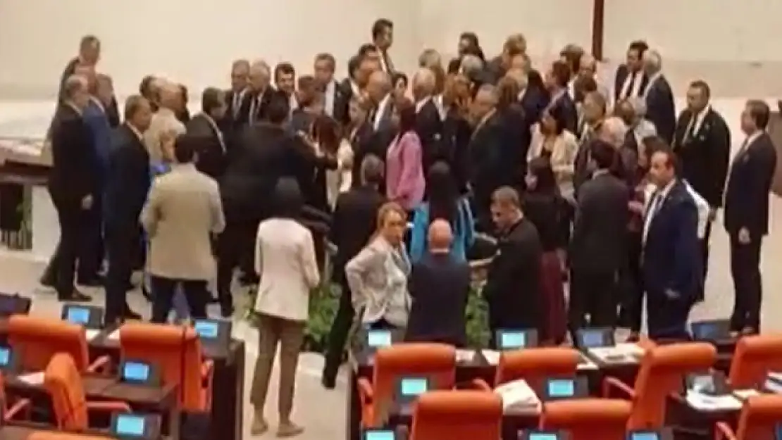 CHP Milletvekilleri TBMM Genel Kurulu'nda kürsüyü işgal etti