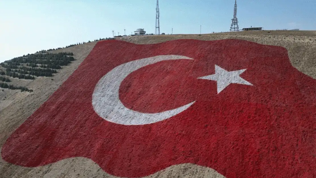 Dünyanın en büyük Türk bayrağı Ahır Dağı'na yapıldı