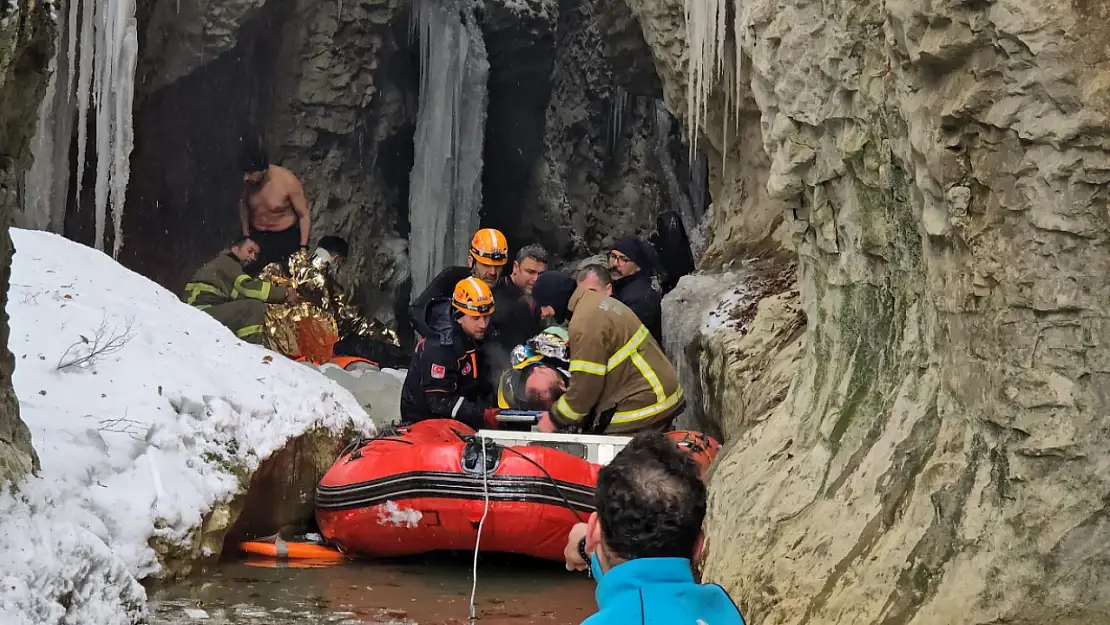 Film gibi kurtarma operasyonu! Buzlu yolda kayarak 30 Metre uçtular