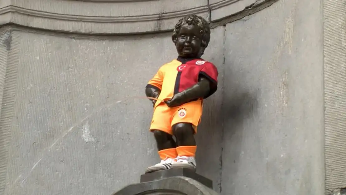 Galatasaray'ın 5 Yıldızlı Forması Brüksel'de Manneken Pis Heykeline Giydirildi