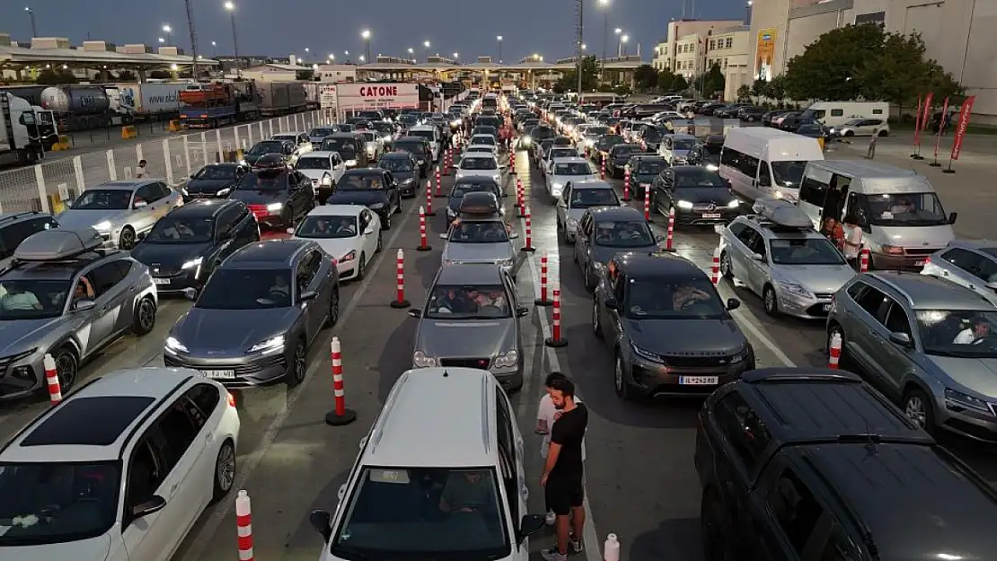 Kapıkule'de dönüş yoğunluğu: Gurbetçiler hüzünle Avrupa'ya dönüyor