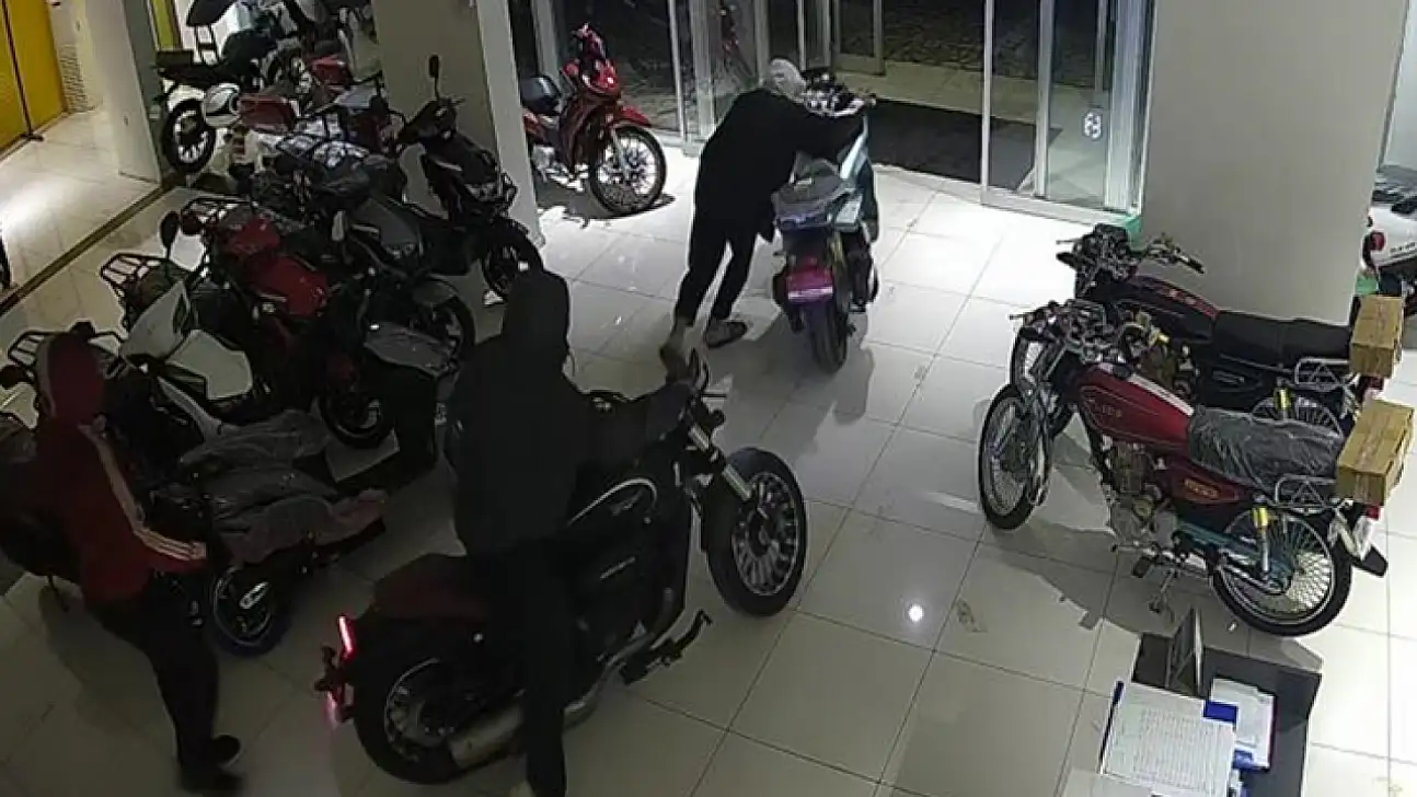 4 Çocuk motosiklet galerisinden motosiklet çaldı