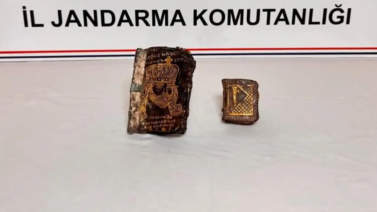 Altın yazmalı tarihi kitaplar ele geçirildi