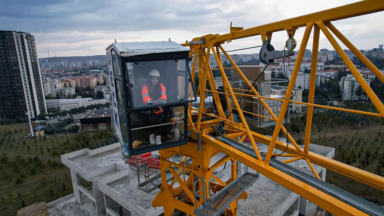 Genç kız, ekmeğini gökyüzünde çıkarıyor