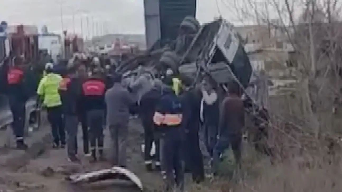Halk otobüsü üst geçide çarptı: 4 ölü, 13 yaralı