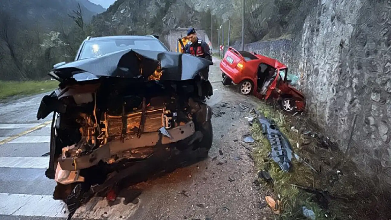 İki otomobil kafa kafaya çarpıştı: 1 ölü, 5 yaralı