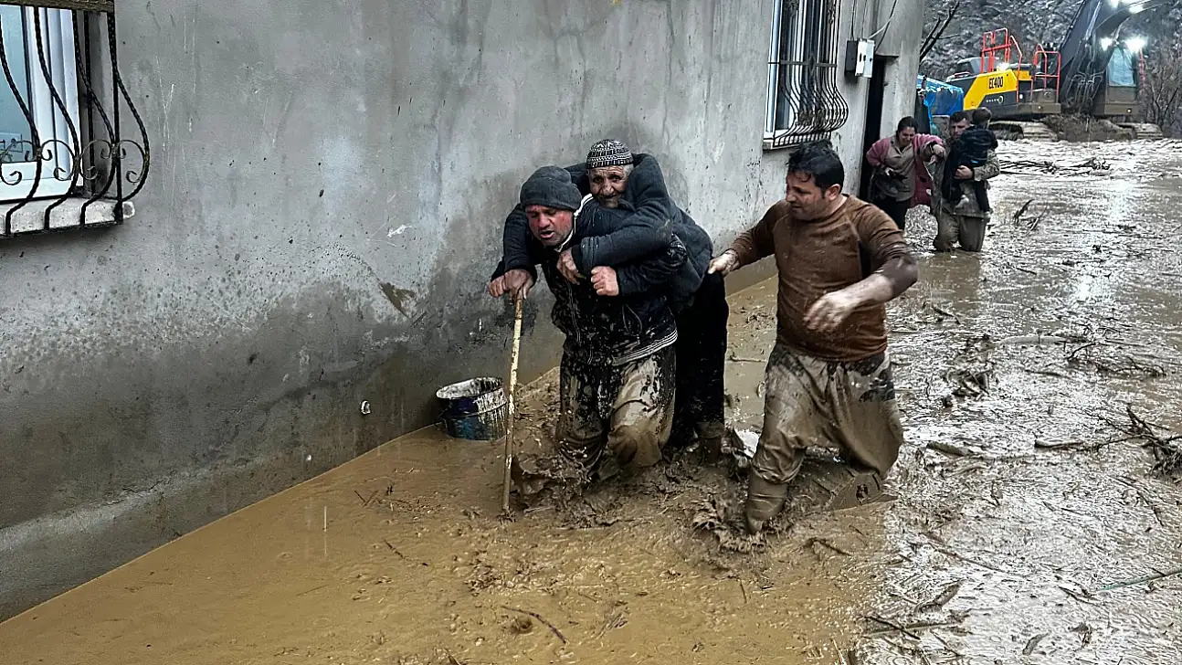 İki şehri sağanak ve sel vurdu