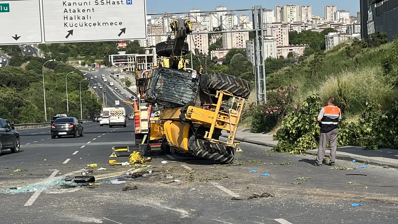 İş makinesini taşıyan çekici devrildi, sürücü öldü