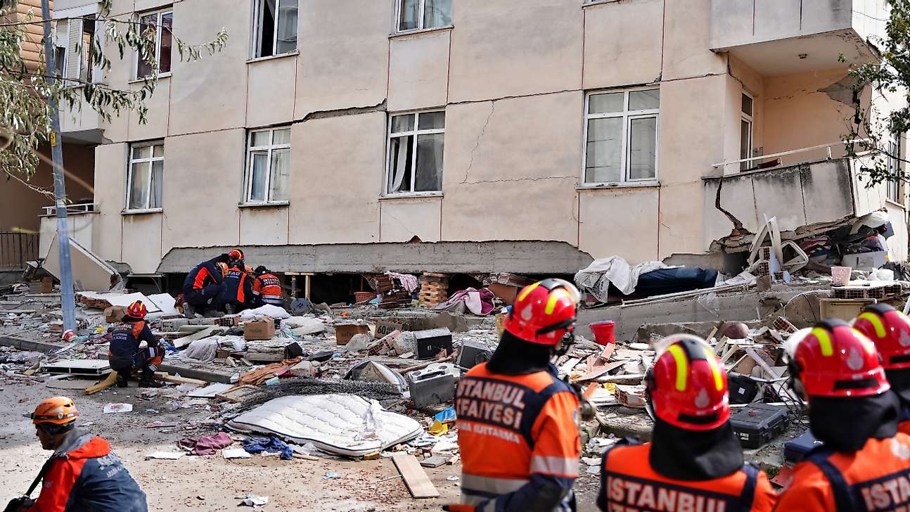 İstanbul'da çöken binanın mimarı ve şantiye şefi gözaltına alındı