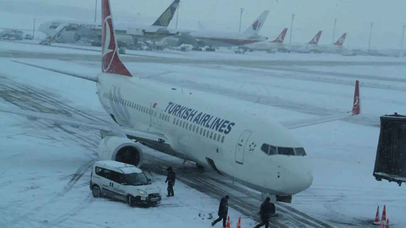 Olumsuz hava koşulları hava yolculuğunu etkiledi: Çok sayıda uçuş iptal