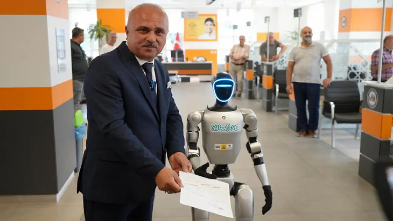 Türkiye'de bir ilk: Robot Festman'a fahri kimlik verildi