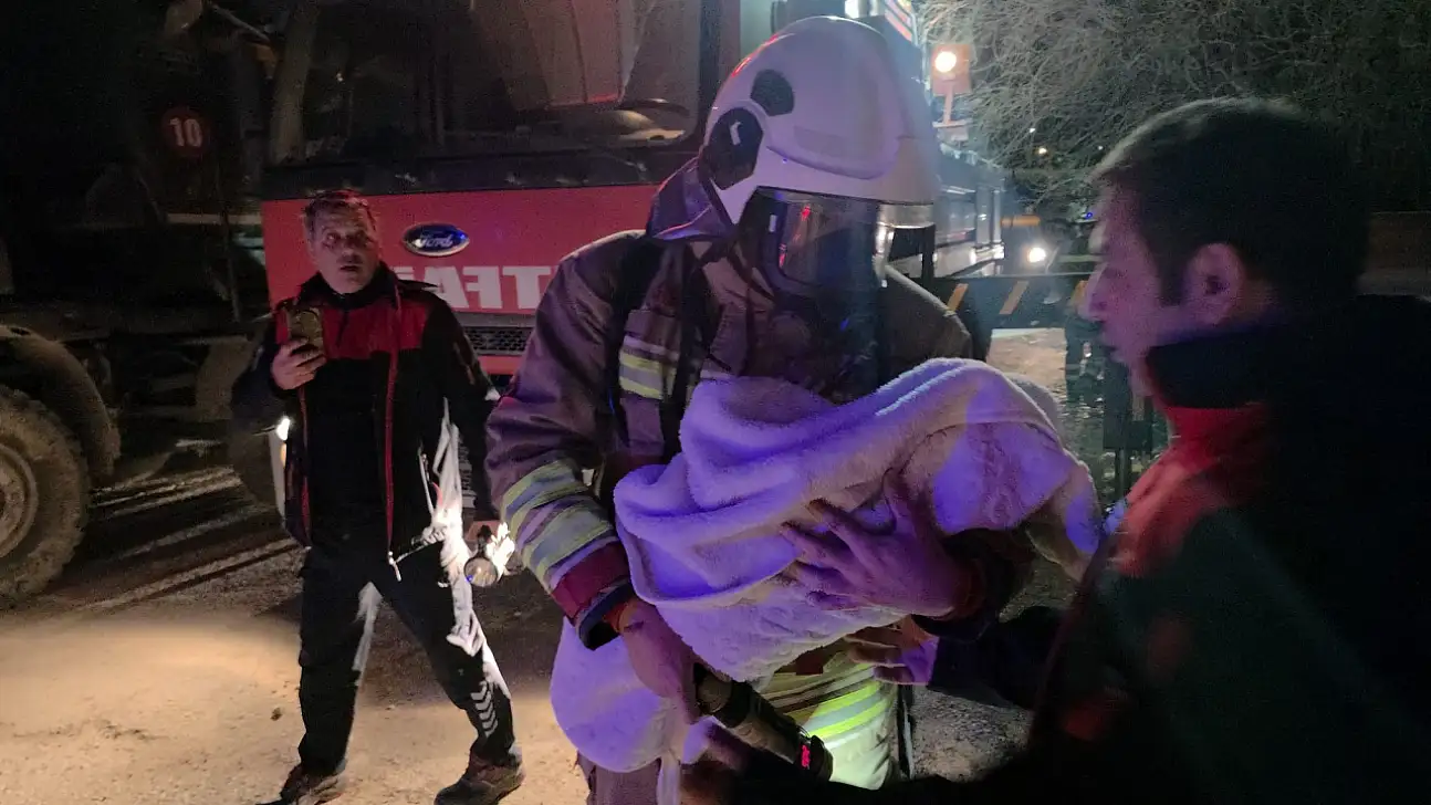 Yangında can pazarı: 30 kişiye itfaiye kurtardı