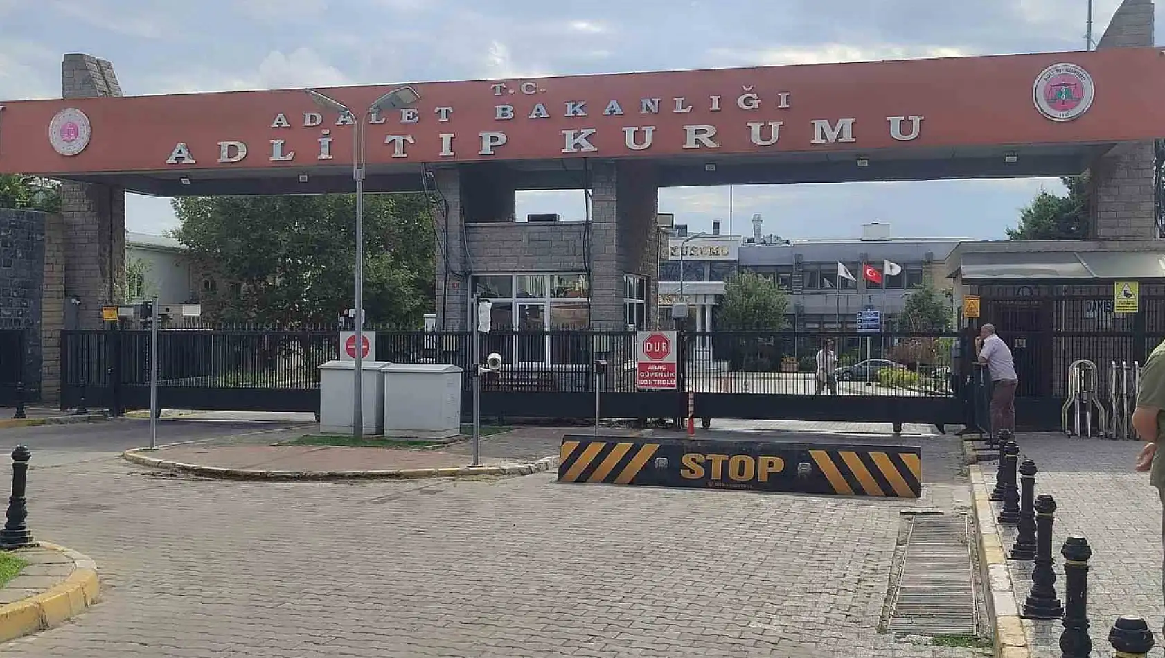 'Yan baktı' diye  nişanlısının önünde bıçaklanarak öldürüldü