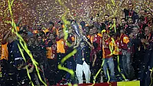 Galatasaray şampiyonluk kupasını kaldırdı