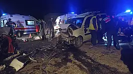 İki araç kafa kafaya çarpıştı: 1 ölü, 3'ü ağır 7 yaralı
